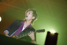 新藤晴一（G / ポルノグラフィティ）（写真提供：アミューズ）