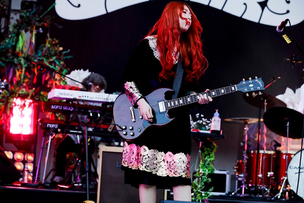松尾レミ（Vo, G）（Photo by HAJIME KAMIIISAKA）