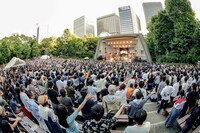 「GLIM SPANKY 野音ライブ 2017」日比谷野外大音楽堂公演の様子。（Photo by HAJIME KAMIIISAKA）