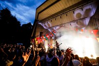 「GLIM SPANKY 野音ライブ 2017」日比谷野外大音楽堂公演の様子。（Photo by HAJIME KAMIIISAKA）