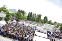 大勢のエビ中ファミリーに囲まれたガンダム像跡地。