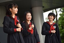 ニューアルバム「エビクラシー」について話す中山莉子、柏木ひなた、安本彩花（左から）。