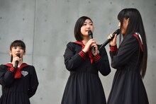 ニューアルバム「エビクラシー」の話題で盛り上がる真山りか、小林歌穂、廣田あいか（左から）。
