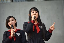 新曲「フォーエバー中坊」の歌詞に込められた実話を明かす廣田あいか（右）。