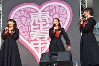 ニューアルバム「エビクラシー」の話題で盛り上がる中山莉子、柏木ひなた、安本彩花（左から）。