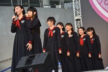 新曲「感情電車」を歌う直前、小林歌穂（左端）の耳元でささやく廣田あいか（左から2番目）。