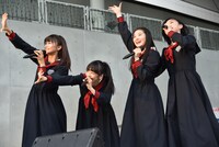 広場の奥にいるエビ中ファミリーに手を振る星名美怜、真山りか、柏木ひなた、小林歌穂（左から）。