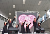 新曲「なないろ」を披露する私立恵比寿中学。