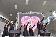 新曲「なないろ」を披露する私立恵比寿中学。