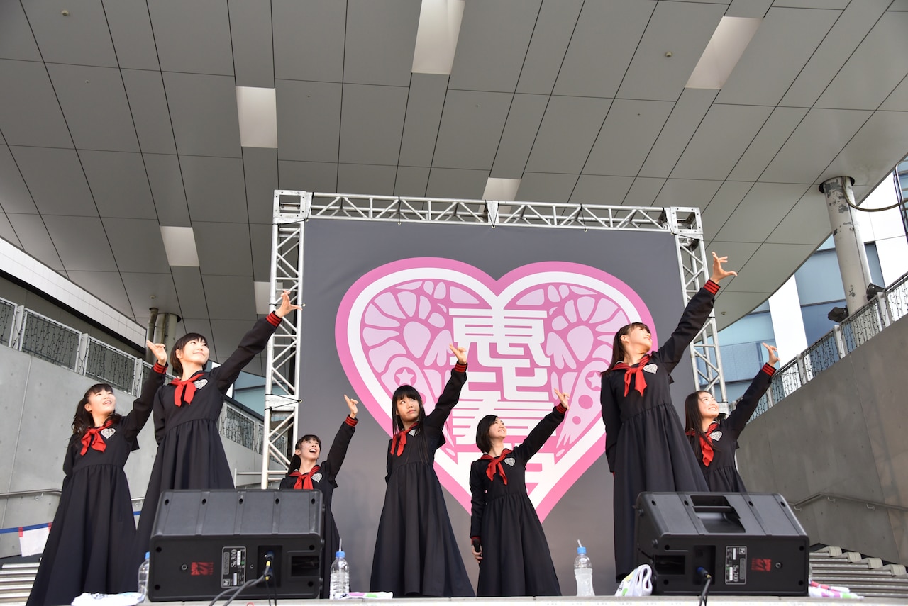 新曲「なないろ」を披露する私立恵比寿中学。