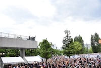 衝立の向こうにいるエビ中ファミリーに笑顔を届けようと見晴らしのいい場所へ移動したエビ中。