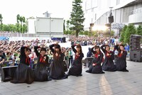 エビ中ファミリーと記念撮影する私立恵比寿中学。