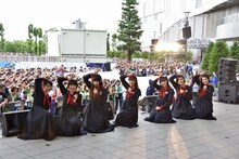 エビ中ファミリーと記念撮影する私立恵比寿中学。