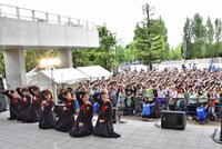 エビ中ファミリーと記念撮影する私立恵比寿中学。