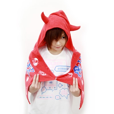 鬼龍院翔による「超特急風ツノ付きフードタオル」着用イメージ。