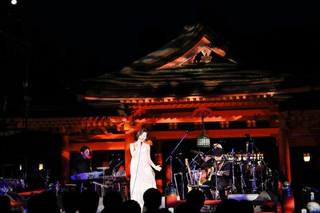 「第34回世界遺産劇場 -嚴島神社- 平清盛公生誕九百年 前年祭 坂本真綾 Open Air Museum 2017」の様子。（撮影：羽田誠）