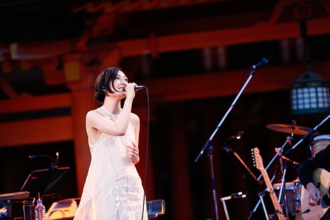 「第34回世界遺産劇場 -嚴島神社- 平清盛公生誕九百年 前年祭 坂本真綾 Open Air Museum 2017」の様子。（撮影：羽田誠）