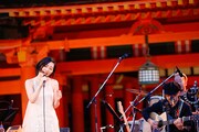 「第34回世界遺産劇場 -嚴島神社- 平清盛公生誕九百年 前年祭 坂本真綾 Open Air Museum 2017」の様子。（撮影：羽田誠）