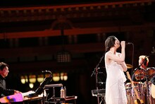 「第34回世界遺産劇場 -嚴島神社- 平清盛公生誕九百年 前年祭 坂本真綾 Open Air Museum 2017」の様子。（撮影：羽田誠）