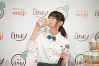 「明治ロカボーノ フルーツラテ」を試飲する西野七瀬。