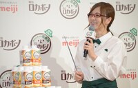 “白石先生”に扮した白石麻衣。