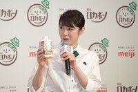 「明治ロカボーノ カフェラテ」を飲んだ感想を語る高山一実。