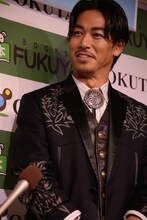 囲み取材に応じるEXILE AKIRA。