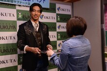 ファンに「THE MAN OF EXILE AKIRA 2006-2016」を手渡すEXILE AKIRA。