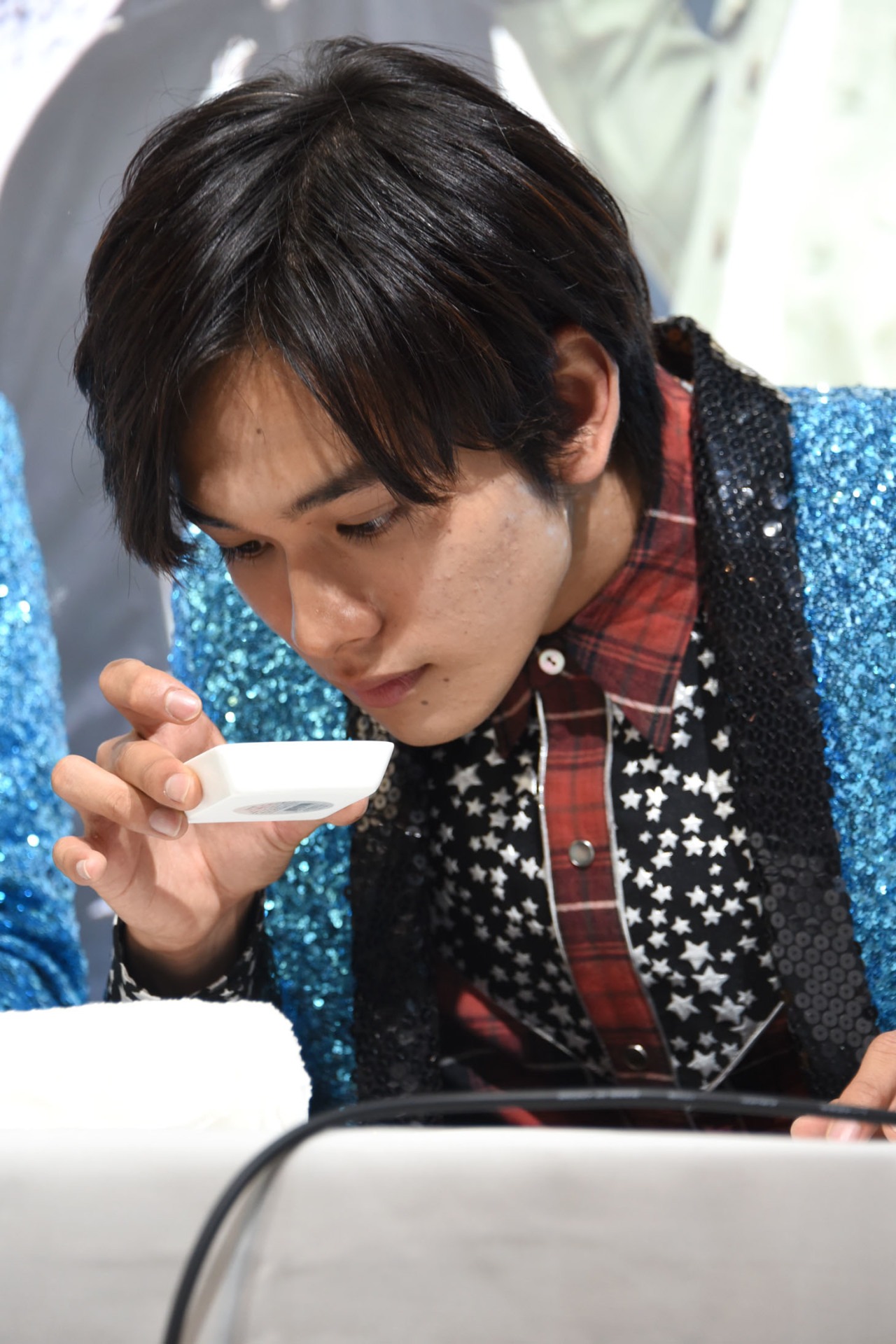 醤油の香りを嗅ぐ北村匠海。