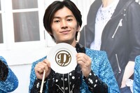 特製のお皿を見せる矢部昌暉。