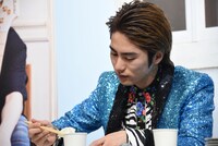 淡々とお寿司を口に運ぶ泉大智。