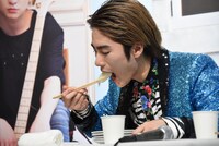 涼し気な表情の泉大智。