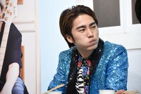 淡々と食べ進める泉大智。