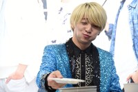 楽しそうにお寿司を食べ進める小林龍二。