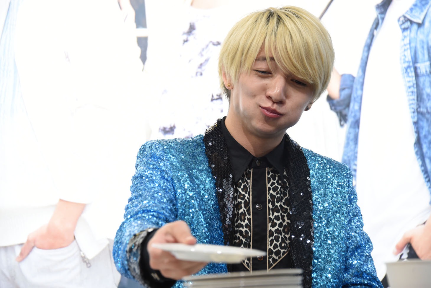 楽しそうにお寿司を食べ進める小林龍二。