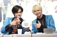 特製のお皿を見せる（左から）北村匠海、小林龍二。