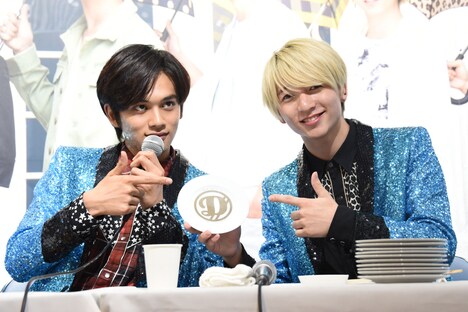 特製のお皿を見せる（左から）北村匠海、小林龍二。