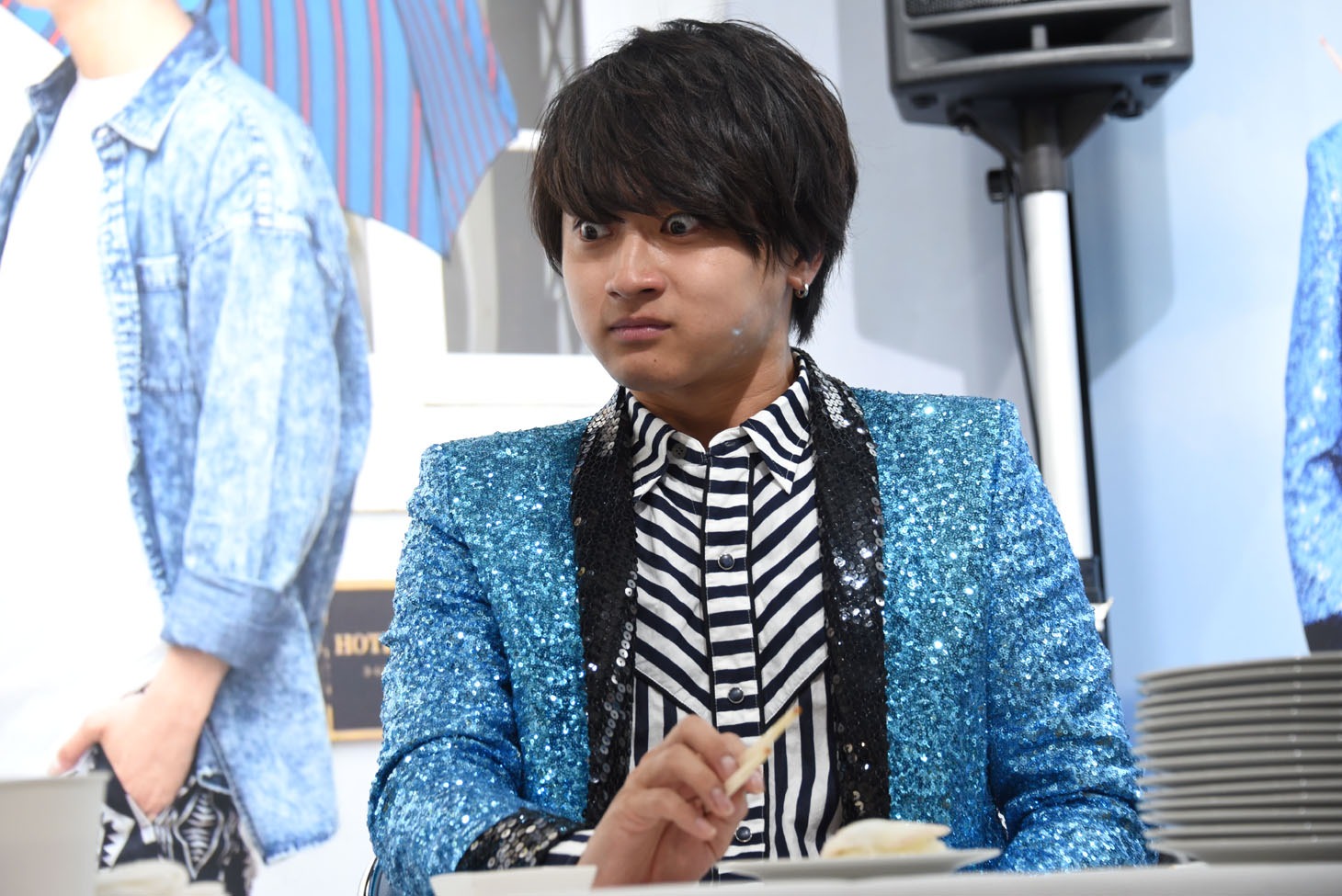 サビ大盛のお寿司を食べた橘柊生。