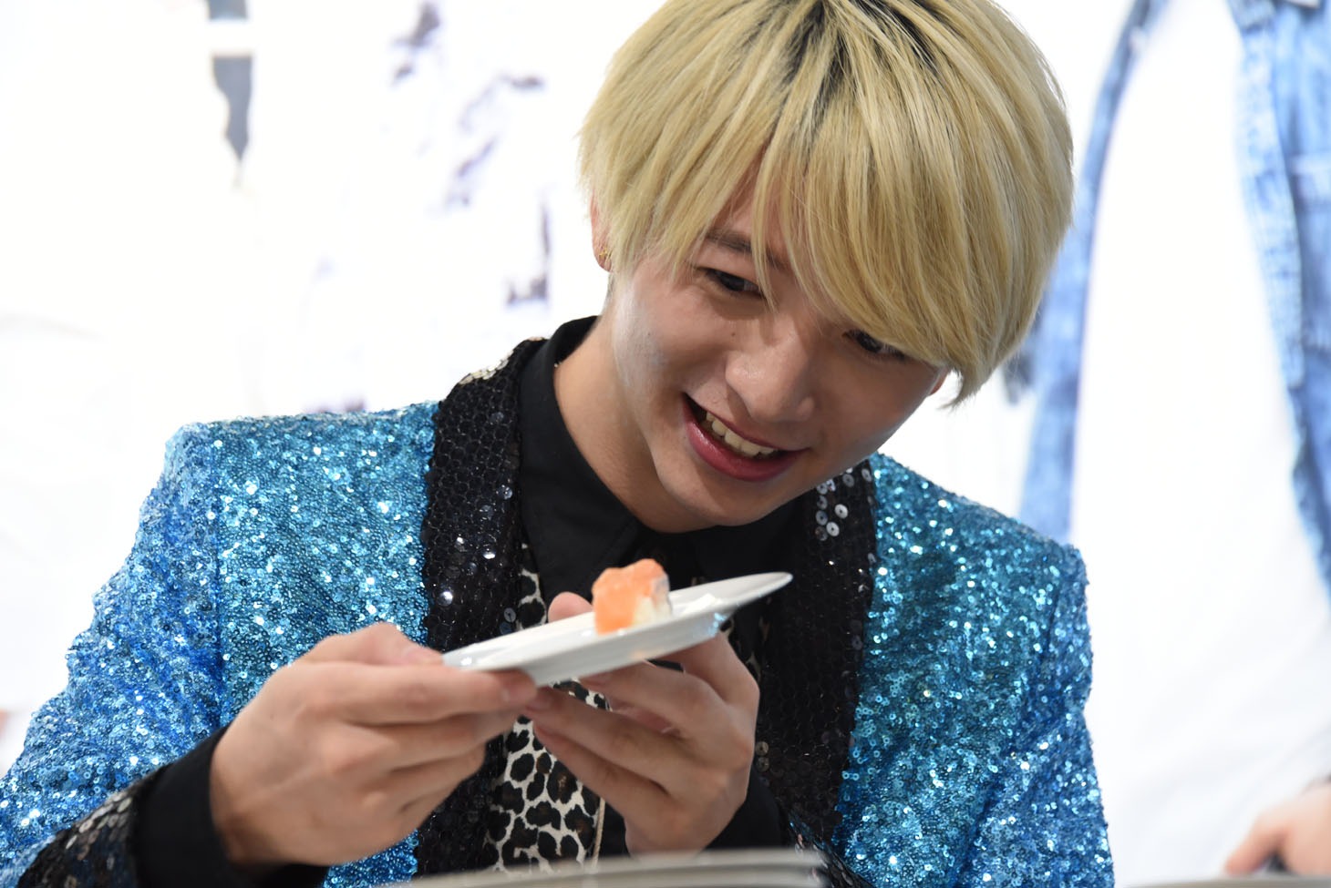 ネタとシャリの間からはみ出た山盛りのサビを見つめる小林龍二。