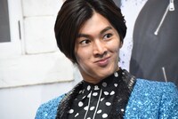 サビ大盛のお寿司を食べた矢部昌暉。