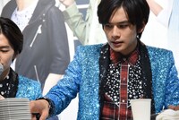 辛そうな表情で皿の枚数を数える北村匠海。