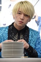 微笑みが消えた小林龍二。