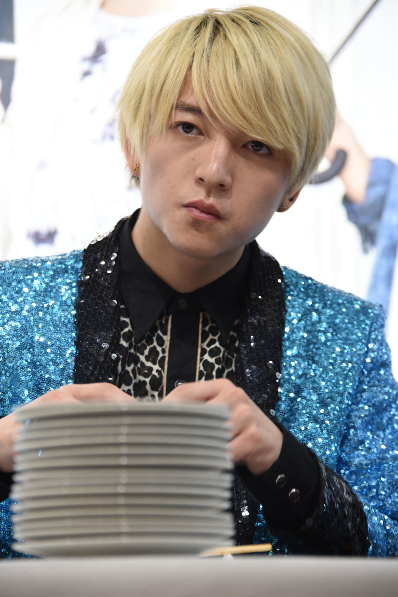 微笑みが消えた小林龍二。