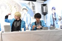 橘柊生（右）を尻目に、5貫盛りを食べ終えた小林龍二（左）。