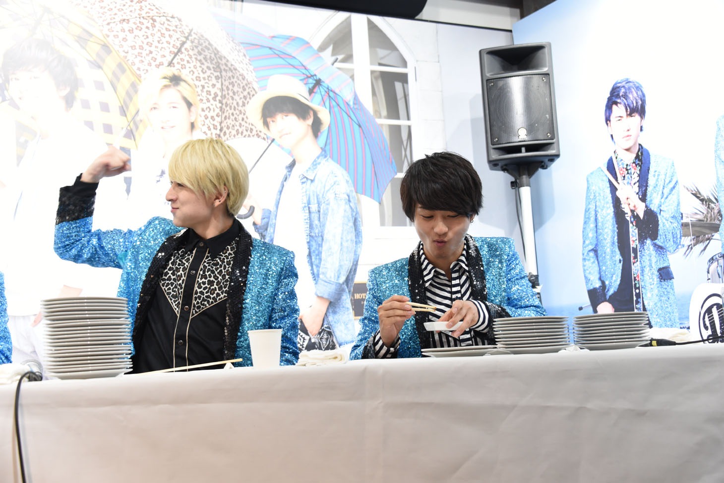 橘柊生（右）を尻目に、5貫盛りを食べ終えた小林龍二（左）。