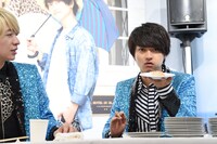 最後の1貫を掲げる橘柊生（右）。