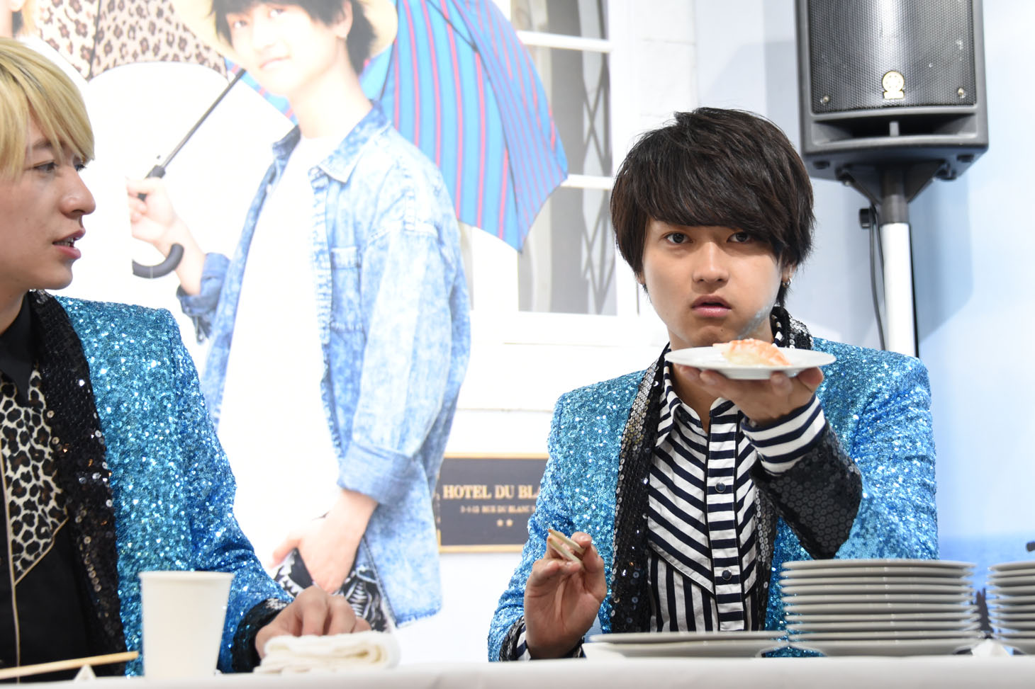 最後の1貫を掲げる橘柊生（右）。