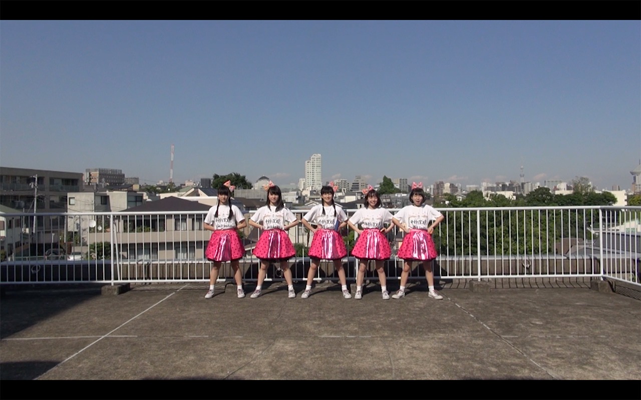 ロッカジャポニカ「タンバリン、凛々」の振り付け映像のワンシーン。