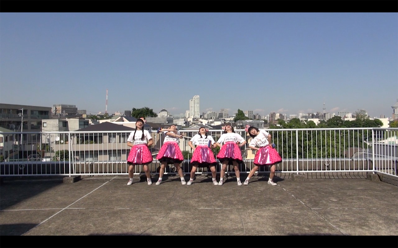 ロッカジャポニカ「タンバリン、凛々」の振り付け映像のワンシーン。