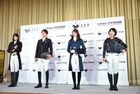 3人のアンバサダーライダーとフォトセッションに臨む菅井友香（左 / 欅坂46）。
